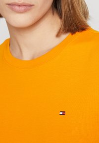 Tommy Hilfiger SLIM CODY - Camiseta estampada - rich ochre
