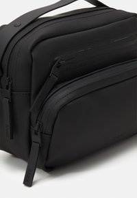 Rains CARGO BOX BAG UNISEX - Borsa a mano - black