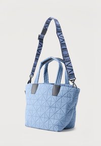 Φωτεινή γαλάζια καπιτονέ τσάντα χειρός με δύο κοντές λαβές και αφαιρούμενο μπλε λουρί με μαύρο κείμενο.