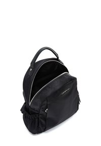 Zaino in nylon nero con design arrotondato, dotato di un compartimento principale con cerniera, dettagli in pelle e una tasca laterale arricciata.