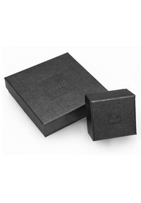 Två svarta presentlådor, en stor kvadratisk och en liten kub, båda med en matt yta och ett präglat logotyp på locket.