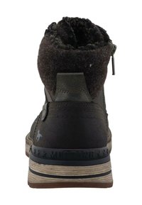 Schwarze und graue Knöchelstiefel mit einem strukturierten Wollkragen, Lederoberteil und einer gemusterten Gummisohle mit Herstellerbranding.