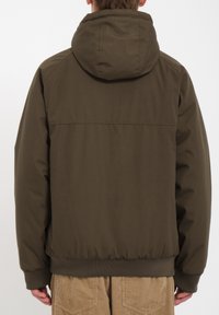 Brun hættejakke med en afslappet pasform, ribbet kant og manchetter, glat tekstur og et enkelt design, set fra ryggen.