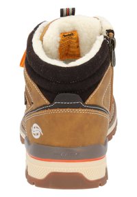 Bota de cuero marrón con forro blanco de felpa, cuello en marrón oscuro, cremallera lateral y acentos en naranja. Presenta una suela de goma duradera y costuras blancas.
