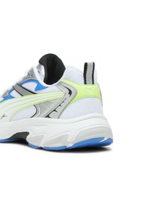 Weißer Sportschuh mit einem strukturierten Mesh-Obermaterial, neongrünen und blauen Akzenten, silbernen und schwarzen Details sowie einer robusten weißen Sohle.
