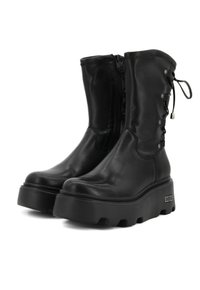 Stivali alla caviglia in pelle nera con suola platform spessa, zip frontale, dettagli in pizzo laterale e accenti metallici sui lacci.