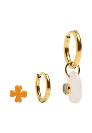 Jedna złota kolczyk kołowy, jedna mała pomarańczowa sztyft w kształcie kwiatu oraz jedna złota kolczyk kołowy z białym owalem i małym okrągłym zawieszonym.