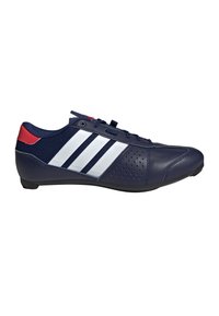 Zapatilla deportiva azul marino con rayas blancas, diseño con cordones, tejido texturizado y detalles perforados en el lateral. Acento rojo en el talón.