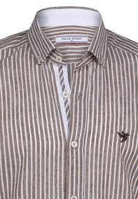 Gestreiftes Button-Up-Hemd in Braun und Weiß aus strukturiertem Stoff, mit einem einfarbigen weißen Innenkragen und einem gestickten Logo auf der Brust.