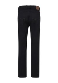 Schwarze gerade Jeans mit glatter Textur, ausgestattet mit zwei Gesäßtaschen, kontrastierenden Nähten und einem Leder-Label-Patch am Bund.