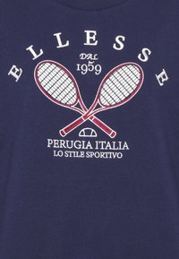 Granatowy sweatshirt z haftowanym wzorem przedstawiającym skrzyżowane rakiety tenisowe, nazwą marki oraz tekstem opisującym pochodzenie i styl.