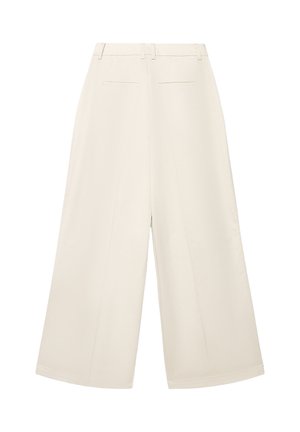 Pantalon à jambes larges en tissu doux de couleur beige clair. Il présente une taille mi-haute, deux poches arrière et une surface lisse et sans texture.