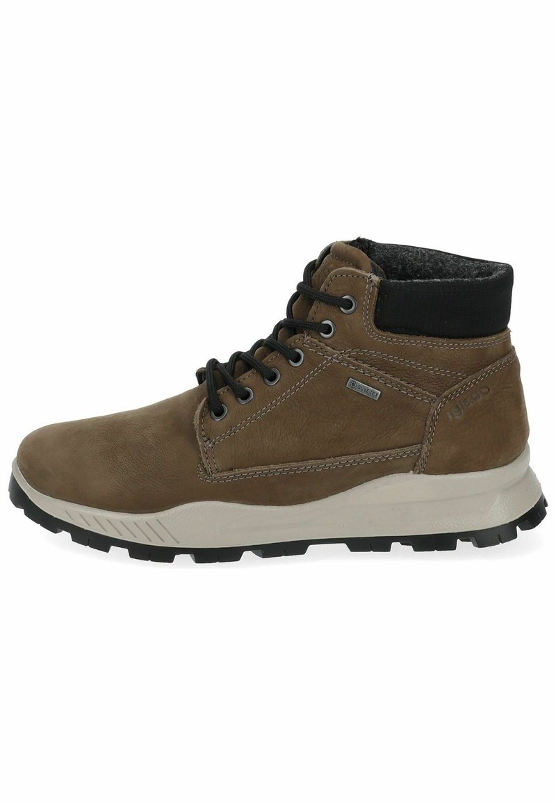 Botas de tobillo de cuero marrón con cuello de tela negra, diseño de cordones, parte superior texturizada y suela gris en contraste con un patrón de tracción.