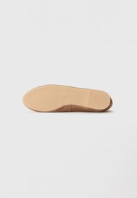 Ballet flat in suede marrone con punta arrotondata, suola in gomma e interno liscio. La suola presenta un marchio impresso e dettagli sulla taglia.