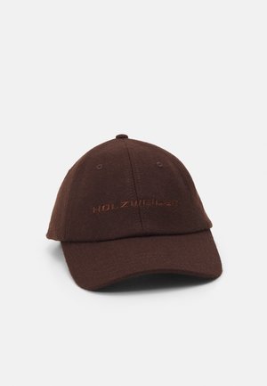 Casquette de baseball marron avec une visière courbée et "HOLZWEILER" brodé en fil marron assorti à l'avant.