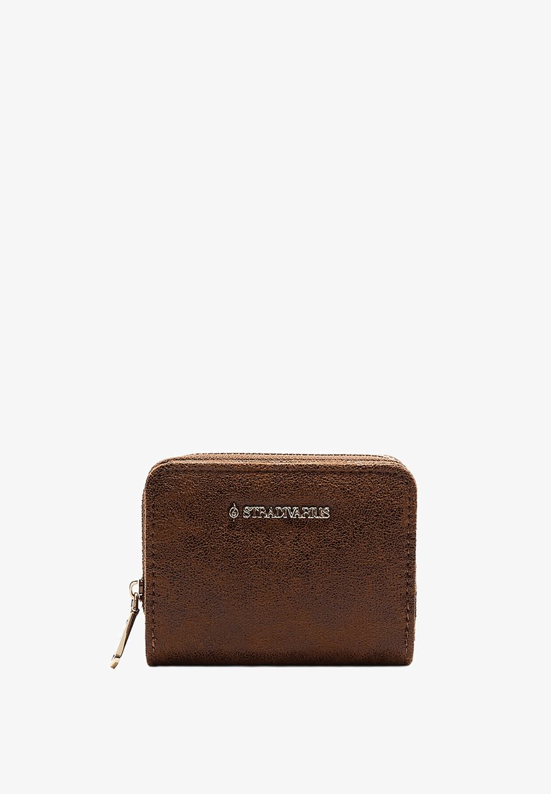 Bruine ritstas gemaakt van gestructureerd faux leather met een zilveren merklogo. Compacte rechthoekige vorm met een ritssluiting en gladde randen.