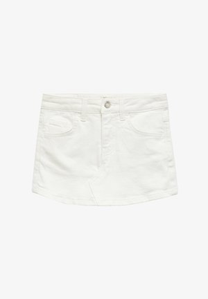 Mini-jupe en denim blanc à coupe droite, avec cinq poches, passants de ceinture et fermeture à bouton en métal à l'avant. Texture lisse.