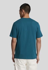 Lyle & Scott FOOTBALL FOR ALL GRAPHIC - Camiseta estampada - w apres navy