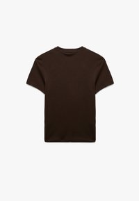 Brun bomulds-t-shirt med korte ærmer og rund halsudskæring. Glat tekstur, afslappet pasform, ingen synlige mønstre eller logoer. Bagfra set.