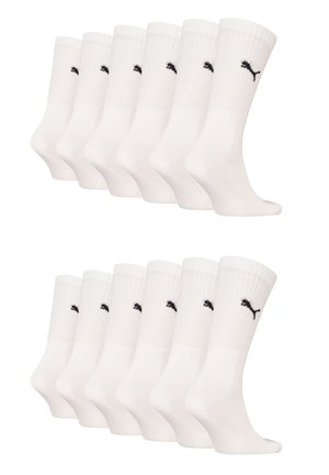 Weiße Baumwoll-Sportsocken mit gerippten Bündchen und schwarzem Puma-Logo, angeordnet in zwei Reihen zu je sechs Paaren.