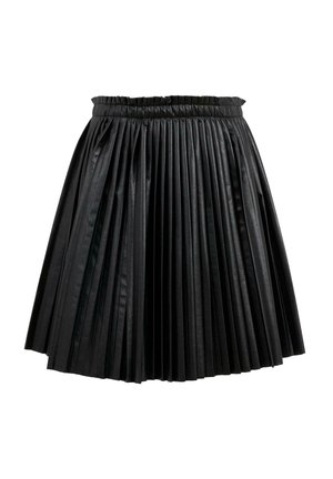 Jupe plissée noire en simili cuir avec une taille froncée et des plis verticaux, présentant une texture lisse et sans embellissements supplémentaires.