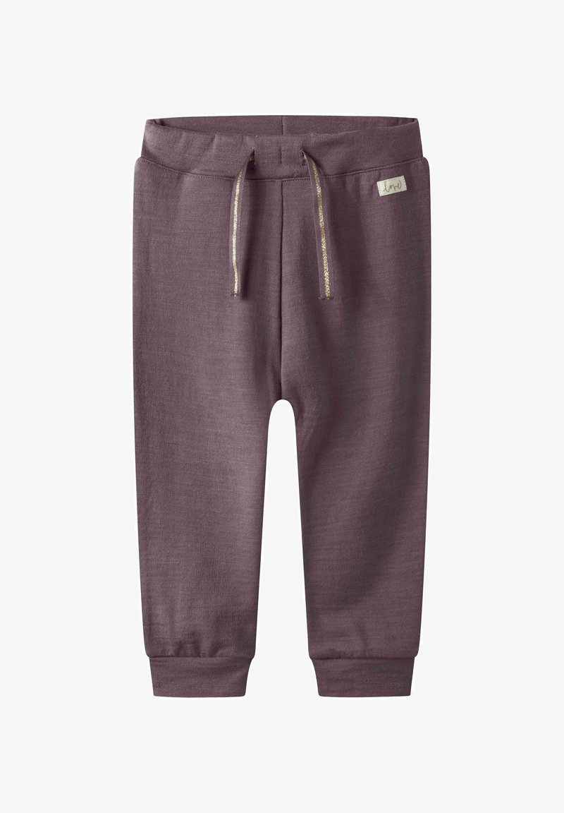 Fialové teplákové nohavice vyrobené z mäkkého materiálu, s elastickým pásom na šnúrku, manžetami na spodných okrajoch a malou prišitou značkou.