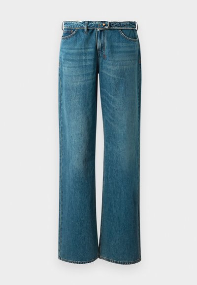 Lyseblå denim bukser med vide ben og belte, med fem lommer og falmede områder. Stoffet har en jevn tekstur og ren kant.