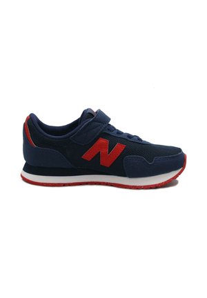 Sneaker sportiva blu navy e rossa con tomaia in mesh, cinturino in velcro, logo rosso "N", intersuola bianca e battistrada rosso.