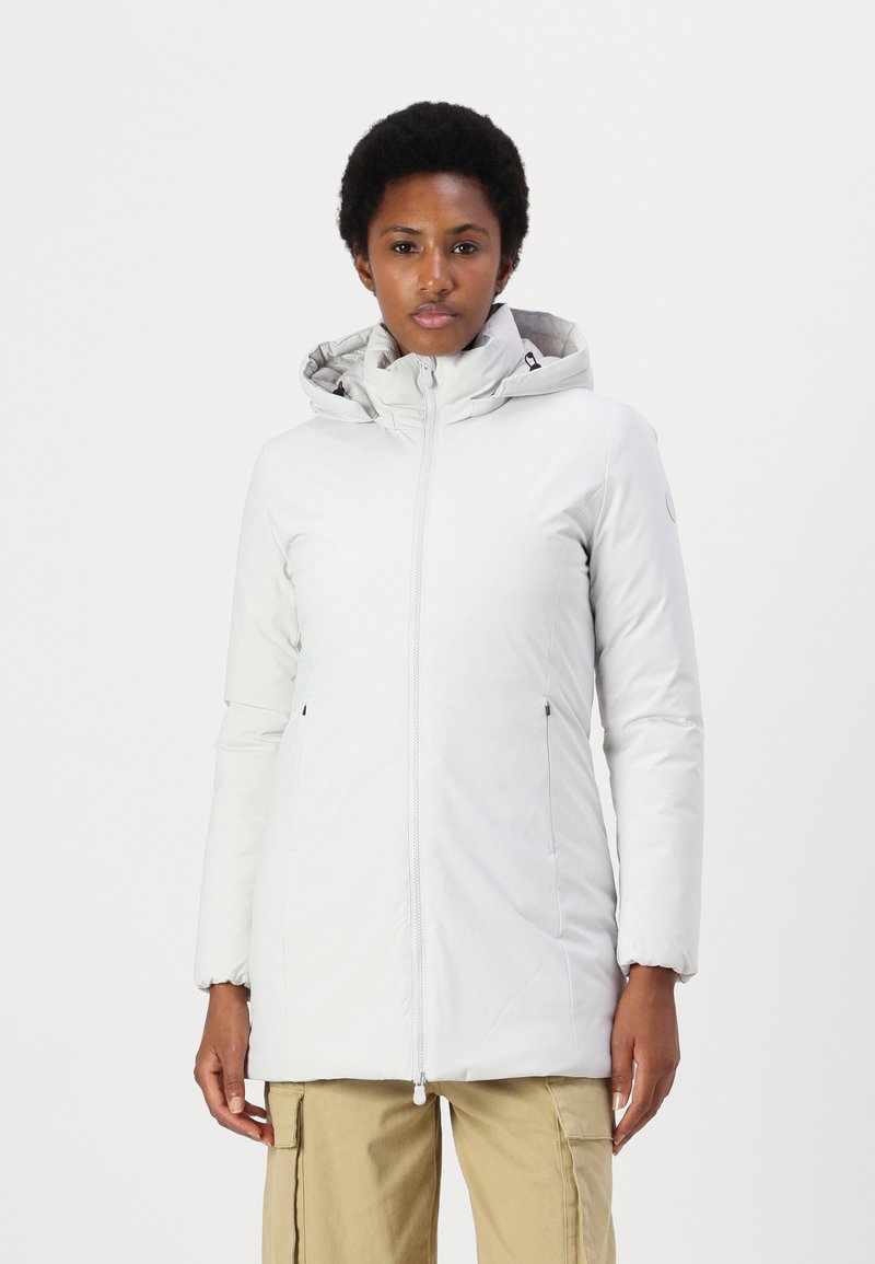 Weiße isolierte Jacke mit Kapuze, mit glatter Textur, Frontreißverschluss und zwei Seitentaschen. Akzentuiert mit dezenten Hardwaredetails.