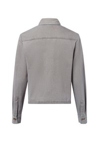 Giacca in denim grigia, di lunghezza cropped, maniche lunghe, collo tradizionale, polsini con bottoni e texture sottile senza modelli o accenti visibili.