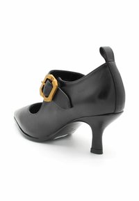 Scarpa nera in pelle con tacco alto, punta affilata, ritagli laterali e accentuazione con fibbia rettangolare dorata. Texture liscia, design del tacco snello.