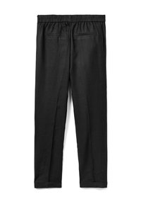 Schwarze Leinenhose mit elastischem Bund, zwei Gesäßtaschen, schmal zulaufenden Beinen und einer glatten Textur. Faltige Erscheinung, die für Leinenstoff typisch ist.
