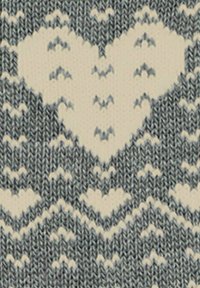 Strickstoff mit einem grauen und elfenbeinernen Herzmuster, das texturierte Wellen und kleine Herzen zeigt und ein sich wiederholendes Design über das Material schafft.