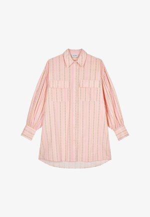 Roza košulja s dugim rukavima, s horizontalnim prugama različitih širina, koja ima dva džepa na prsima i rukave s naborima na kraju.