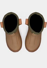 Une paire de bottes brunes imperméables à enfiler avec doublure en tissu vert et poignées brunes, vues de dessus sur un fond blanc.