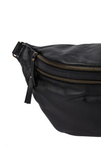 Marsupio in pelle nera con finitura texturizzata. Presenta due cerniere dorate e una tracolla sottile, progettato per un facile utilizzo e accesso.
