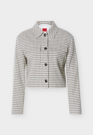 Trumpas mygtukais užsegamas švarkas su languotu juodos, smėlio spalvos ir baltos spalvų raštu bei smailia apykakle, pažymėtas HUGO.