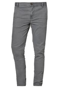 Szare, dopasowane spodnie męskie na co dzień, z zapięciem na guzik i suwak, szlufkami na pasek oraz przednimi kieszeniami, pokazane na białym tle.