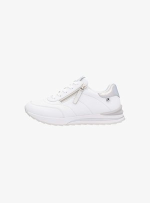 Chaussure de sport blanche en cuir lisse, avec des accents texturés, un détail zippé sur le côté et une semelle gris clair à design superposé.