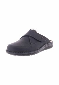 Zwarte leren instap schoen met verstelbare klittenbandsluiting en gecushioneerde zool, ontworpen voor comfort en gemakkelijke draagbaarheid.