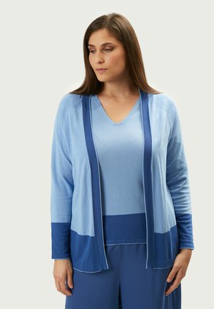 Cárdigan en capas azul claro con escote en V, que presenta diferentes tonalidades de azul, mangas largas y una textura suave.