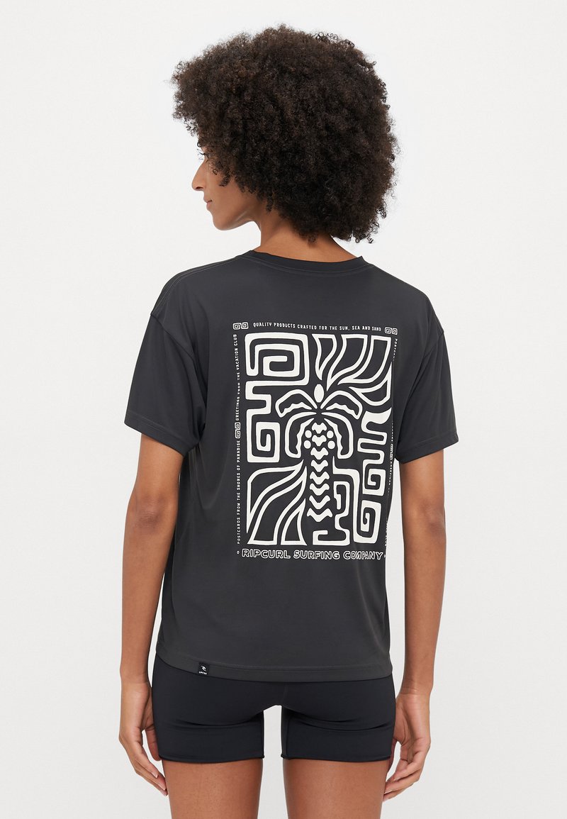 T-shirt nero a maniche corte con un design grafico bianco caratterizzato da motivi astratti ed elementi di palma sul retro. Texture del tessuto liscia.