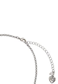 Bracciale in argento con chiusura a moschettone, caratterizzato da un ciondolo a forma di cuore inciso con le iniziali "BJ" e una piccola perlina di accentuazione.