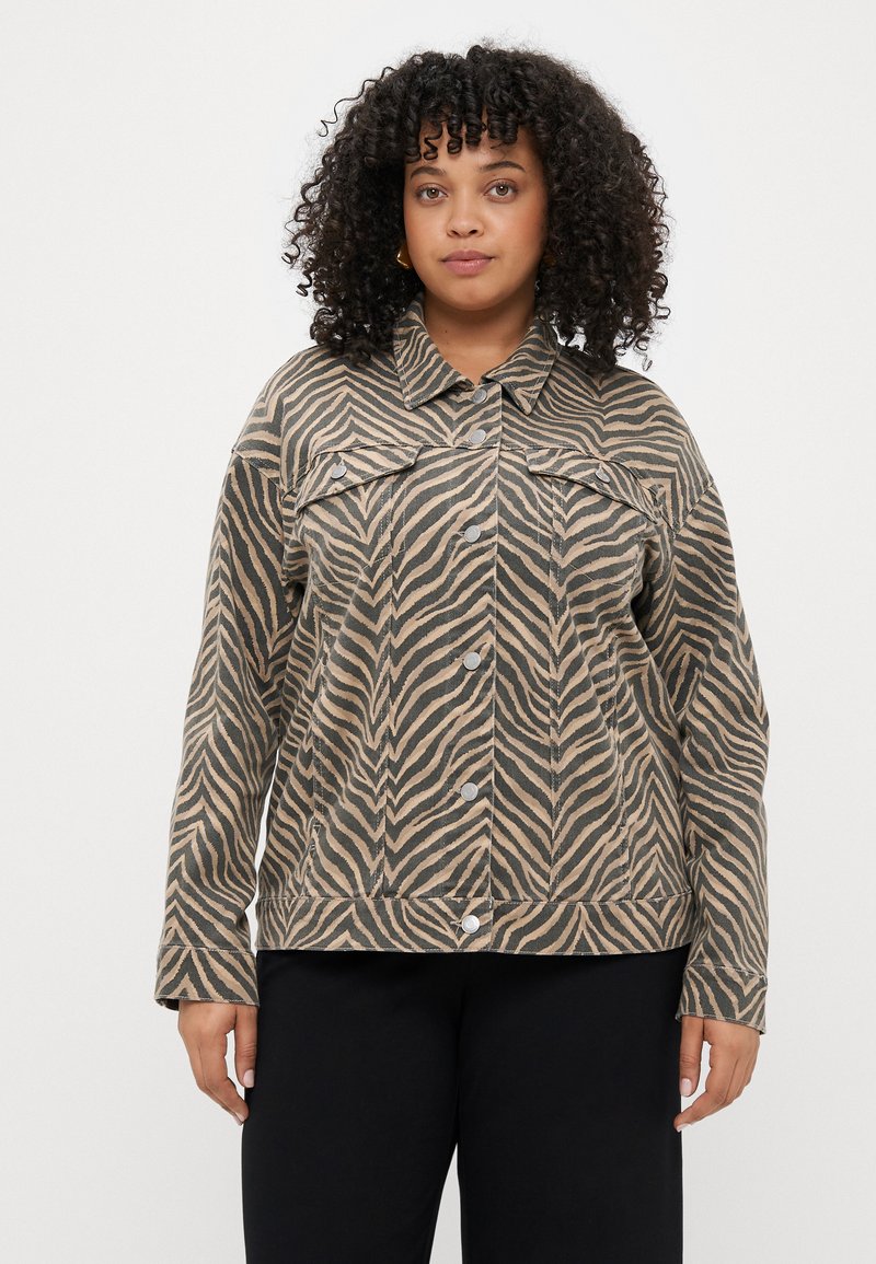 Zebra-stribet jakke i tan og sort, lavet af tekstureret stof, med krave, trykknapper og to forlommer. Afslappet pasform og lange ærmer.