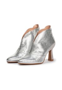 Silberne Stiefeletten mit einem strukturierten Schlangenledermuster, spitzem Zeh und mittelhohem Blockabsatz. Verfügt über einen seitlichen Reißverschluss zur Befestigung.