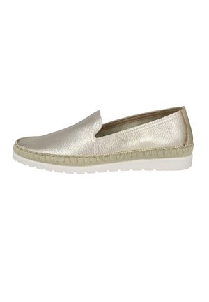Mocasín sin cordones de piel metálica dorada con costuras texturizadas a lo largo de la suela y suela exterior de goma blanca, mostrado de lado.