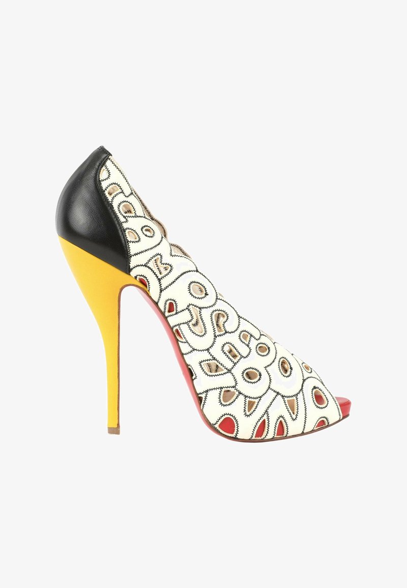 Chaussure à talon haut avec talon aiguille jaune, dos noir et dessus blanc avec découpes circulaires et accents rouges.