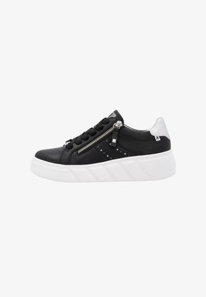 Schwarze Sneaker mit strukturiertem Obermaterial, runder Spitze, dekorativem seitlichem Reißverschluss und weißer, dicker Sohle mit geometrischem Muster. Silberne Akzente an der Ferse.