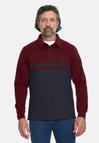 Camisa polo de manga larga en color burdeos y marino con cuello, que presenta una franja horizontal en el pecho y detalles de botón en la tapeta.