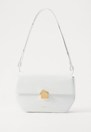 Biela kožená taška cez rameno s geometrickým zlatým uzáverom, plochý dizajn a predĺžený popruh. Má čisté línie a lesklý povrch.